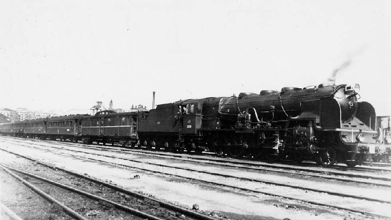 241-4000 Lusitania-Express, ex-Norte Mountain type from Hanomag, Madrid 1944.jpg