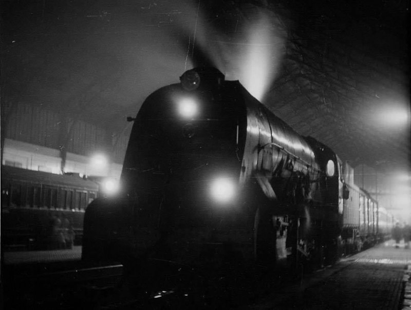 241-2100 1800 MZA al frente del Lusitania Expreso aguardando en Madrid-Delicias 1961 WS.jpg