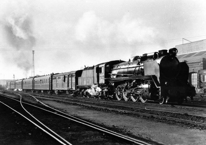 141F-2341 'Lusitania' a punto de rendir viaje en la Estación de Madrid-Delicias . 1966 G.Marshall.jpg