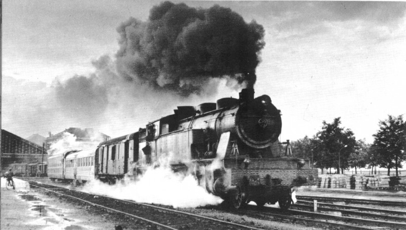 242-0263 Iberia saliendo de Medina hacia Salamanca a mediados de la década de los 60.jpg