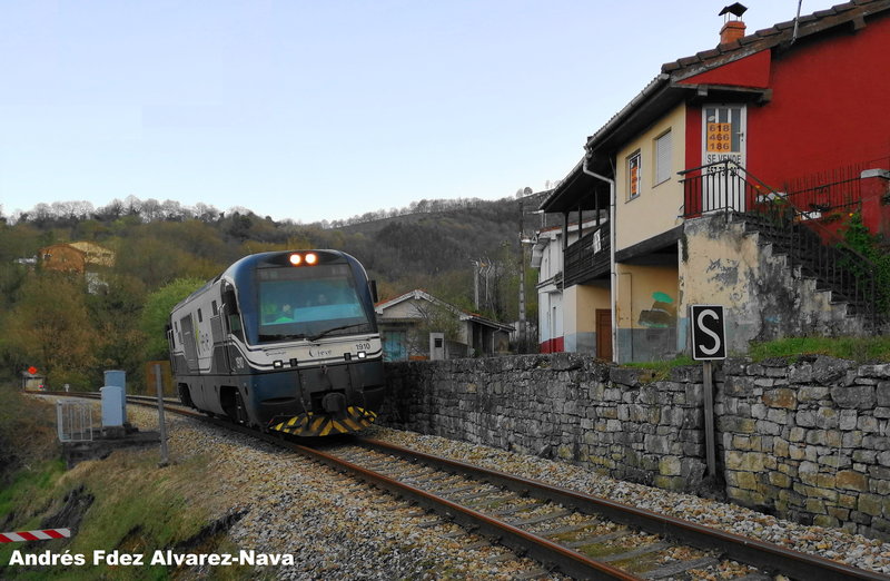 Locomotora 1910 aislada y acercándose al paso a nivel de Fuso de la Reina el día 21-03-2019.jpg