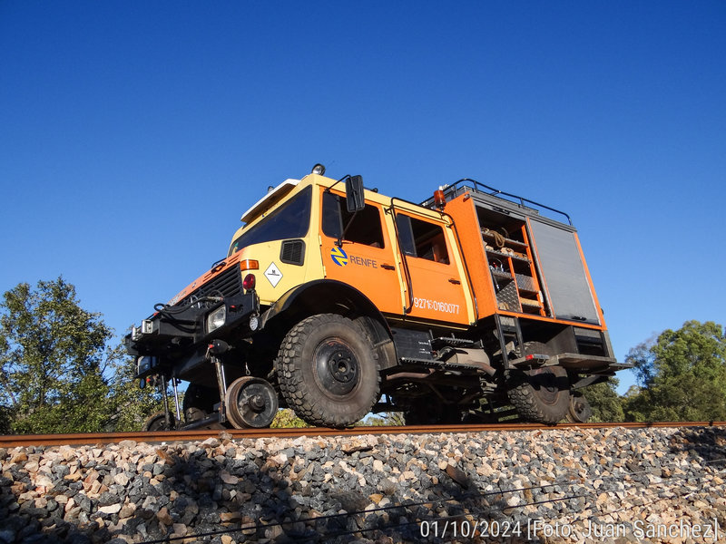 04-Renfe Mercedes Unimog 1650L por Caracollera.jpg