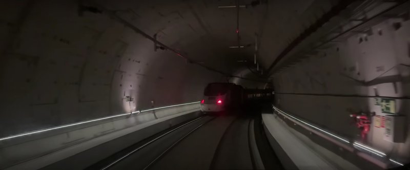 Tren detenido en túnel.jpg