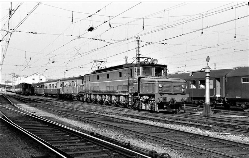7505 en cabeza del Expreso Hendaya-Lisboa saliendo de IRÚN. 1968.jpg