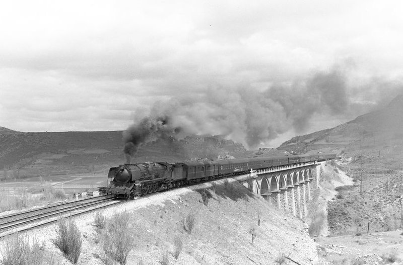 242F-2002 con el Iberia Express de Irún a Madrid por el desfiladero de Pancorbo atravesando el impresionante puente el 27 de Abril 1967 Autor Peter W Gray..jpg
