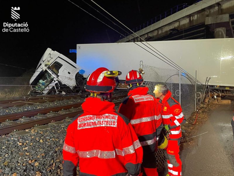 camion-vias-tren.jpg