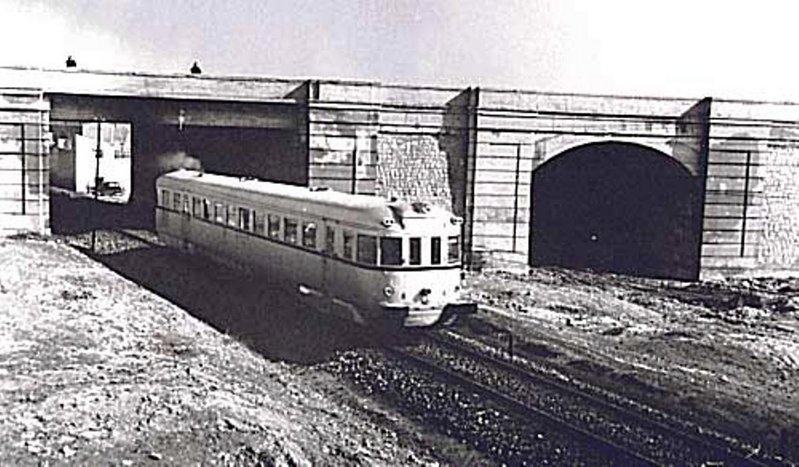 RENFE 595 MADRID (CERCA ESTACION DOCE OCTUBRE).jpg