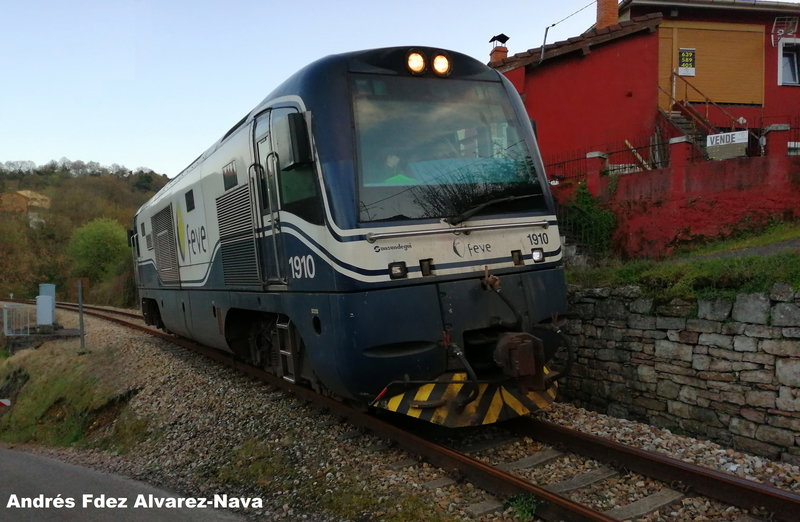 Locomotora 1910 aislada y atravesando el paso a nivel de Fuso de la Reina el día 21-03-2019.jpg