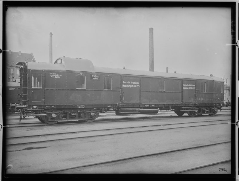1_fotografie-vierachsiger-gepaeckwagen-auSsenansicht-ii-1923-11867.jpg