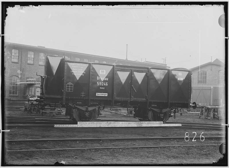1_fotografie-zweiachsiger-offener-gueterwagen-mit-bremse-gattung-omku-eiserner-kohlewagen-la-2050[1].jpg