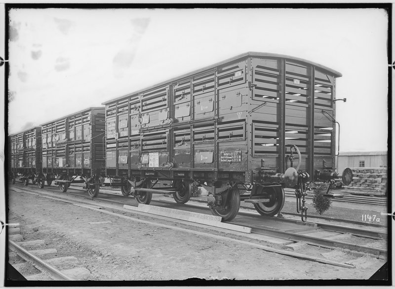 1_fotografie-zweiachsiger-viehwagen-ohne-bremse-gattung-venmz-schraegansicht-spurweite-1435-5243[1].jpg