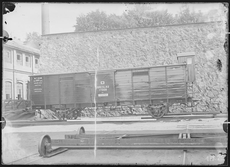 1_fotografie-zweiachsiger-gedeckter-gueterwagen-mit-bremserhaus-spezialwagen-gattung-gml-lae-574059[1].jpg