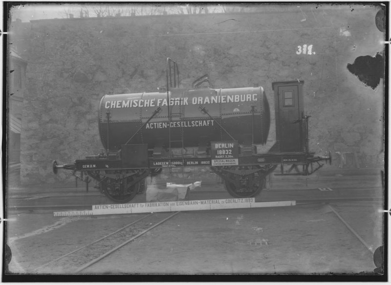 1_fotografie-zweiachsiger-Oel-und-treibstoff-transportwagen-kesselwagen-1893-13740[1].jpg