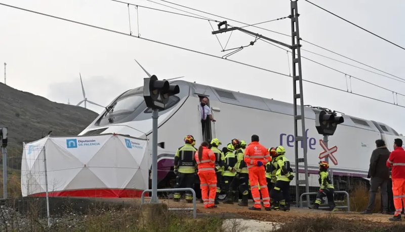 dos-trabajadores-de-obras-del-ave-mueren-al-colisionar-un-alvia-y-un-turismo-en-palencia_edit_854788596199774.jpg