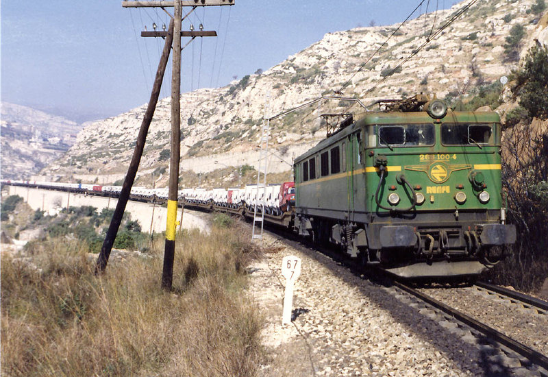 e185 Picamoixons, 5 de marzo del 89, las 11'05, la 269-100 bajando con furgonetas.jpg