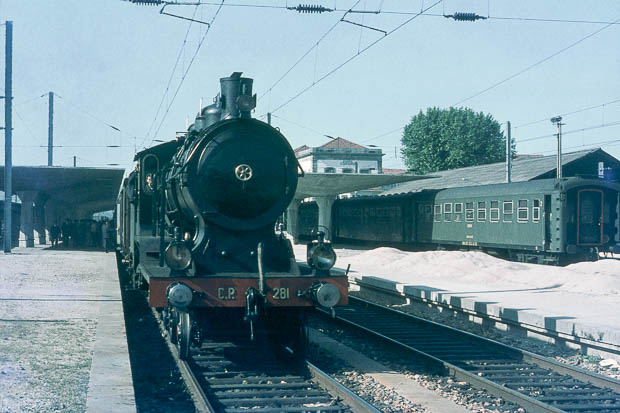 230-281 CP con el tren a Moncao de las 8.21 en PORTO CAMPANHA 1970 Ian Allan 2.jpg