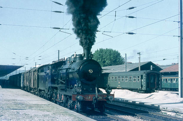 230-281 CP con el tren a Moncao de las 8.21 en PORTO CAMPANHA 1970 Ian Allan 3.jpg