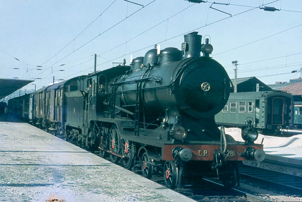 230-281 CP con el tren a Moncao de las 8.21 en PORTO CAMPANHA 1970 Ian Allan 4.jpg