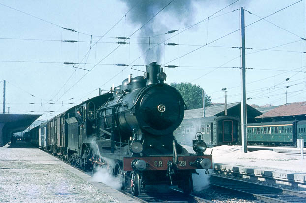 230-281 CP con el tren a Moncao de las 8.21 en PORTO CAMPANHA 1970 Ian Allan.jpg