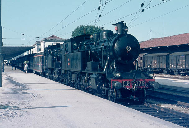 132 CP 079 y 088 con pos ómnibus Espinho - Porto Campanhã en  Porto Campanhã 1970 Martin Wilkins.jpg