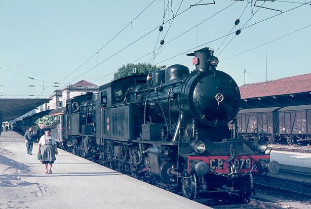 132 CP 079 y 088 con pos ómnibus Espinho - Porto Campanhã en  Porto Campanhã 1970 Martin Wilkins 2.jpg