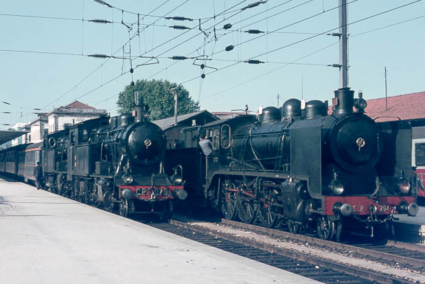 132 CP 079 y 088 con pos ómnibus Espinho - Porto Campanhã en  Porto Campanhã 1970 Martin Wilkins 3.jpg