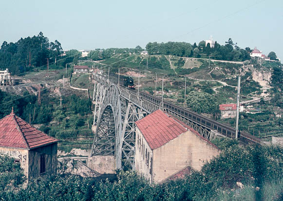 132 CP con pos ómnibus Espinho - Porto Campanhã 1970 Martin Wilkins 5.jpg