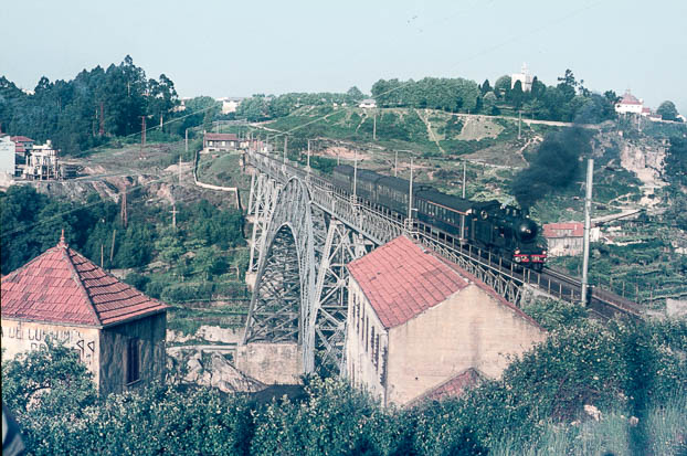 132 CP con pos ómnibus Espinho - Porto Campanhã 1970 Martin Wilkins 2.jpg
