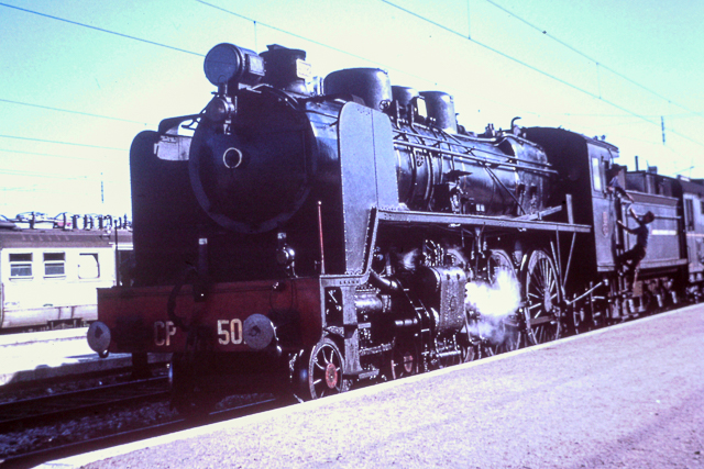 231-502 CP Con pos lusiania en Entrocamiento 1966.jpg