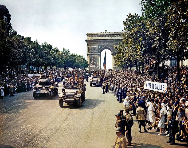 Crowds_of_French_patriots_line_the_Champs_Elysees-edit2.jpg