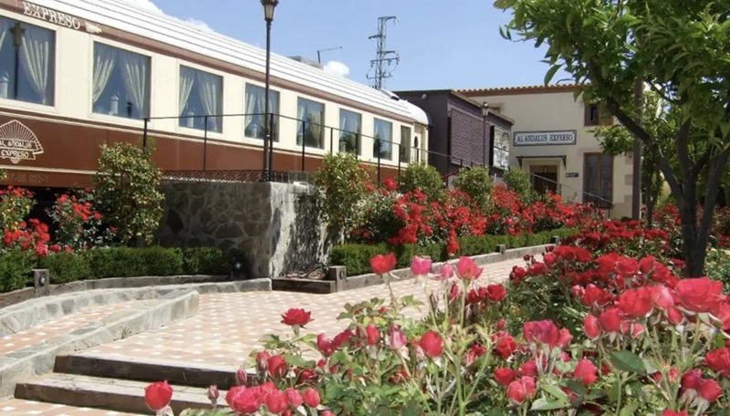 exterior-del-restaurante-al-andalus-expreso-que-parece-un-tren-y-esta-parado-al-lado-de-un-parque-con-flores_edit_394633264216864.jpg