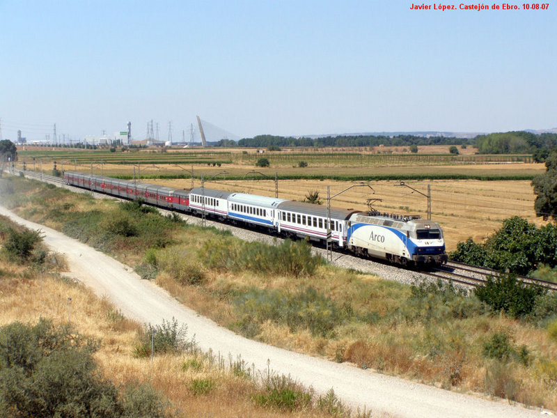 g152 Tras unirse a las ramas de Salamanca y Bilbao, la convencional de Irún del Unamuno se encamina a Tudela y Barcelona. Castejón, 10-8-07.jpg