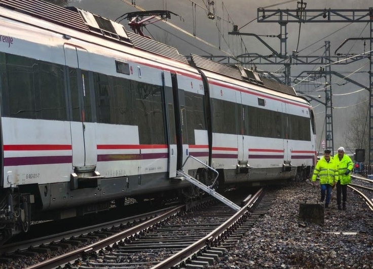 descarrila-tren-asturias-soto-rey-asturias (2)-kIeB-U2306187199291oF-758x531@El Comercio_edit_132814893889108.jpg