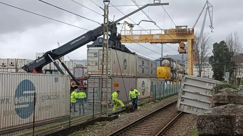 Operarios de Adif trabajando en el lugar para quitar el contenedor de las vías.jpg