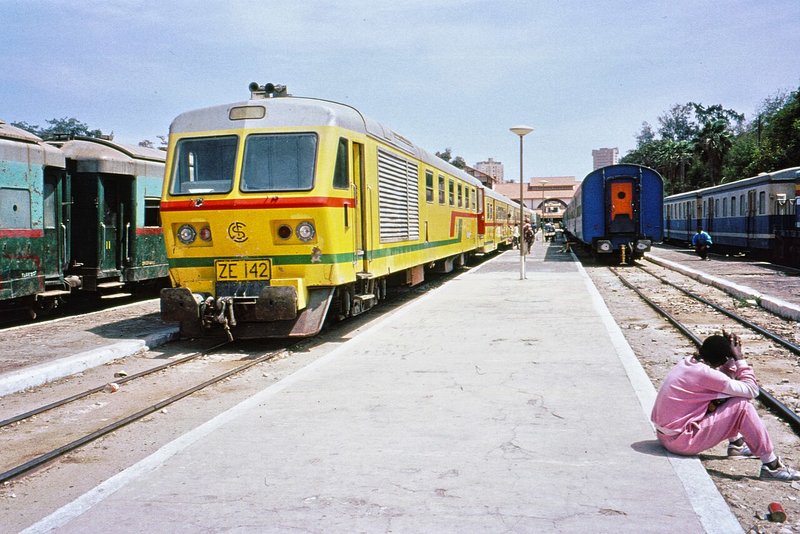 Dakar-Saint-Louis_train_at_Dakar_1991.jpg