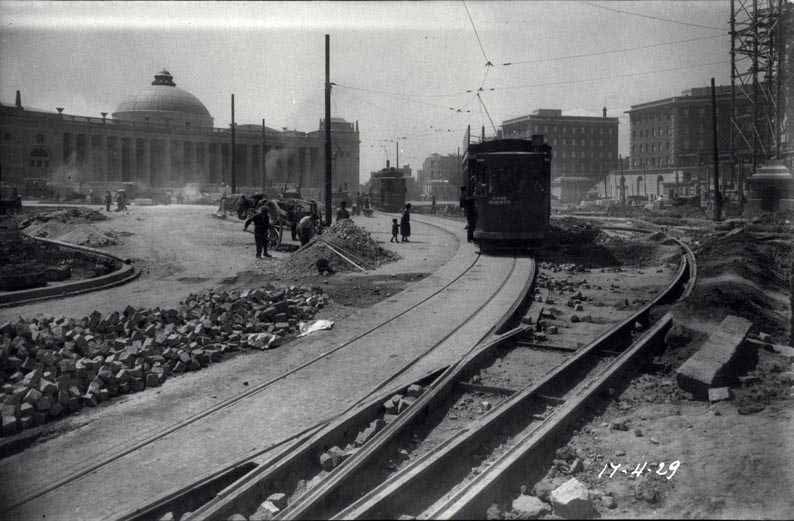 Tramvies a la pl Espanya en obres pel 29.jpg