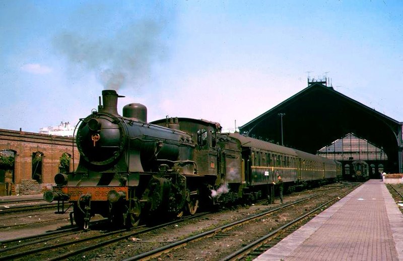 130-2115 (ex OESTE 505) maniobrando en Madrid-Delicias con el 'Lusitania Expreso'..jpg