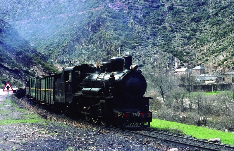 03-La-locomotora-PV-31-al-frente-del-tren-correo-a-punto-de-entrar-en-la-estación-de-Páramo-1971.jpg