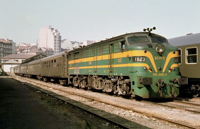 ALCO 1823 en cabeza del Shangai esperando su salida en la estación de VIGO. Agosto 1977..jpg