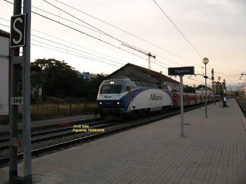 252.039-3 Altaria + talgo Montpeller-Cartagena b.jpg
