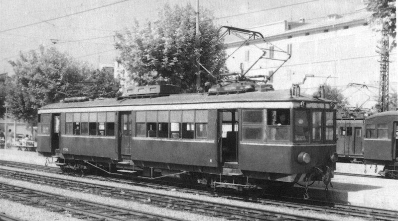 motor 8 con dos pantos en valencia pf.jpg