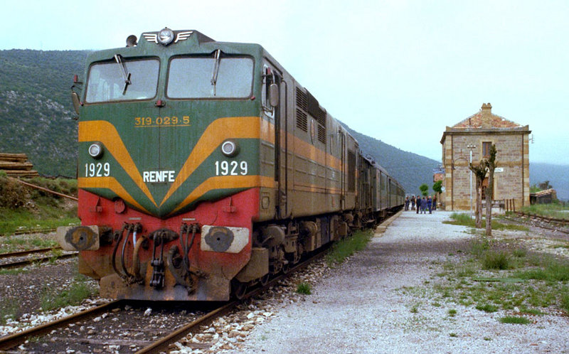 d129 319-029 remolcando el Omnibus  Zaragoza - Canfranc en Santa María y la Peña. Junio de 1976.jpg