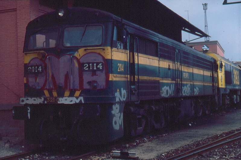 321-014 ''carnavalera'' en reserva. Vía 19, Valencia-Nord. 11,08h. 02-08-1996..jpg