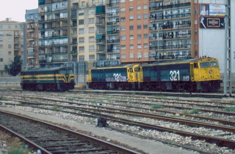 321-027 + 321-042 + 321-073 en la Vía 19. Valencia-Nord. 30-09-1997..jpg