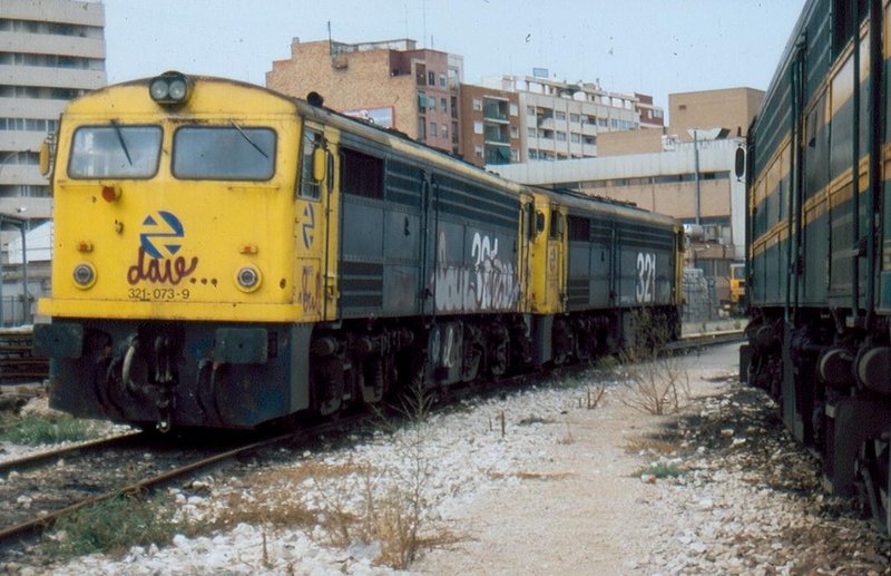 321-073 apartada con la 321-027 en la reserva. Valencia-Nord. 30-09-1997..jpg