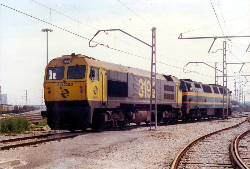 0201-N 319-238 estacionada en el depósito. Valencia-FSL. 09-04-1993..jpg