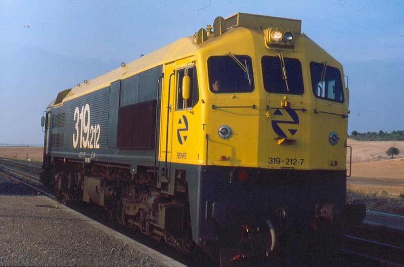 319-212 aislada AB-464 Albacete-Murcia. Pozo Cañada. 19,46h. 24-08-1995..jpg