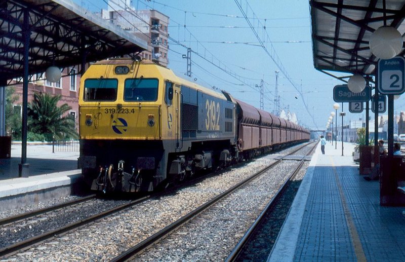 319-223 arcillero 55.485 Nules-Teruel, va a estacionarse. Sagunto. 19-06-1995..jpg