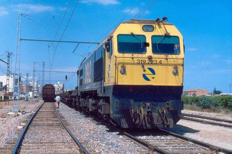 319-223 con problema de freno antes de salir. Tren SG-411. Sagunto, 15,45h. 21-05-1996..jpg