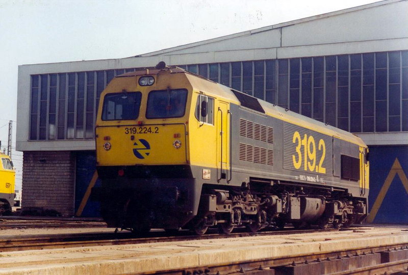 319-224 estacionada en el depósito de Valencia-FSL. 06-03-1993..jpg